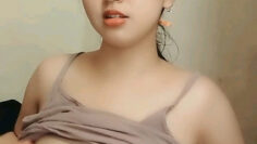 LAUU Cakep Pamer Toket Bulet