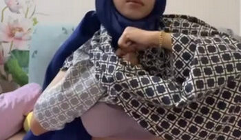 Uztajah Alim Tapi Doyan Bugil