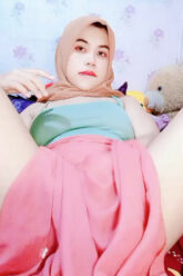 BABY JENNIENA Hijab Ngocok Dildo