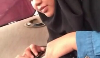 HIJAB Mahasiswi Nyotong Di Mobil