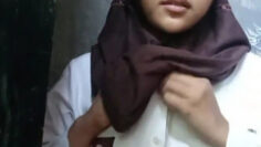 ITA Hijab Pakai Seragam Skolah Ngocok
