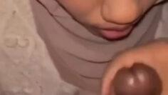 Pacar Hijab Ketagihan Nyepong