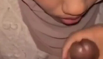 Pacar Hijab Ketagihan Nyepong