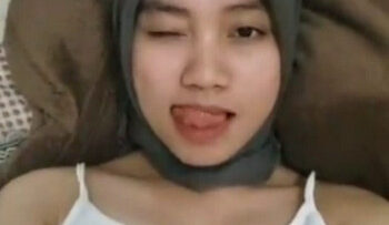 DEWI KIRAN Hijab SUkak Pamer