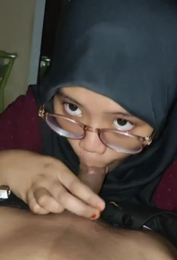 Disepong Kakak Hijab Sampai Crot Banyak