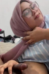 TANTE VERA Hijab SUka Nyepong Brondong