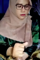 TANTE Hijab Ngocokin Ponakan Sampai Crot