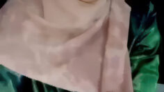 TANTE Hijab Ngocokin Ponakan Sampai Crot