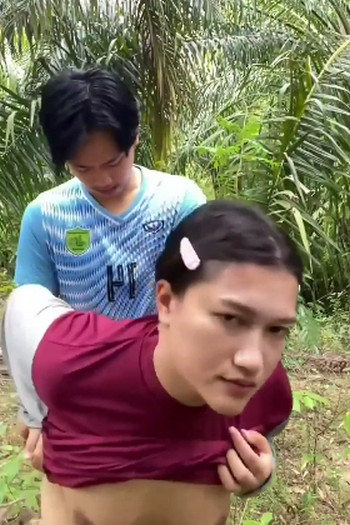 Pasangan Ngewe Di Kebun