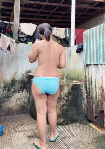 HRSTY Live Mandi Semi Outdoor Sambil Ngocok