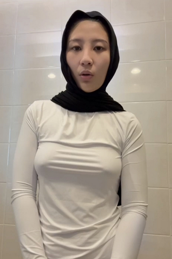 AMBAR Hijab Doyan Ngocok Di Kamar Mandi