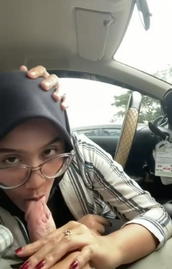 ASYIFA Ngisep Kontol DI Mobil