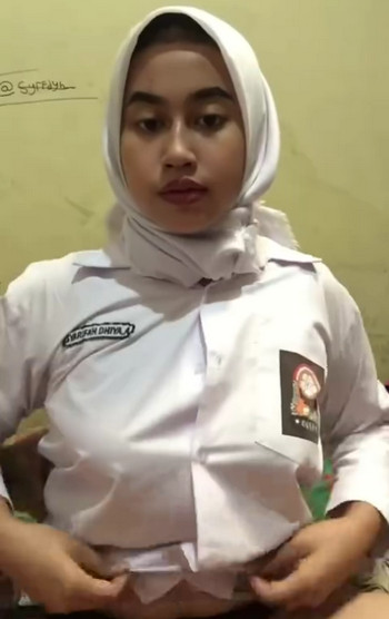 DHIYA Pelajar Hijab SUka Pamer