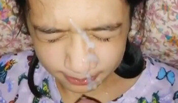 Disepong Ponakan Cantik Crot Muka