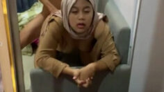 PELAJAR Hijab Ngewe Depan Kaca Crot Dalam