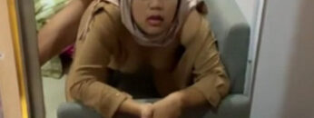 PELAJAR Hijab Ngewe Depan Kaca Crot Dalam