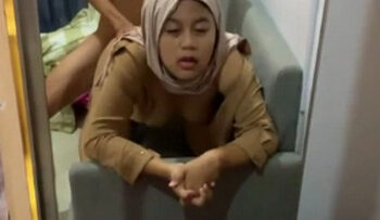PELAJAR Hijab Ngewe Depan Kaca Crot Dalam