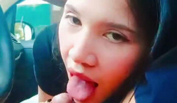 Pacar SEPONG DI Mobil Crot Mulut