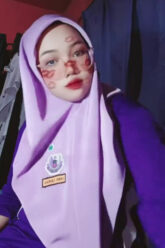 DAMIA Zahra Hijab Mahasiswi Ngocok Pakai Almamater