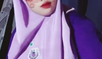 DAMIA Zahra Hijab Mahasiswi Ngocok Pakai Almamater