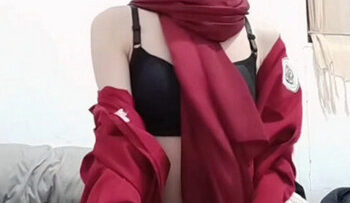 FEBY Hijab Pakai Almamater UNIV Nguleg memek