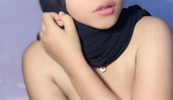 ERNI Hijab Colok Memek Pakai Jari