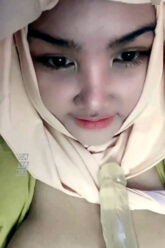 YUTARI Hijab Cantik Tobrut Main DIldo