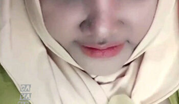 YUTARI Hijab Cantik Tobrut Main DIldo